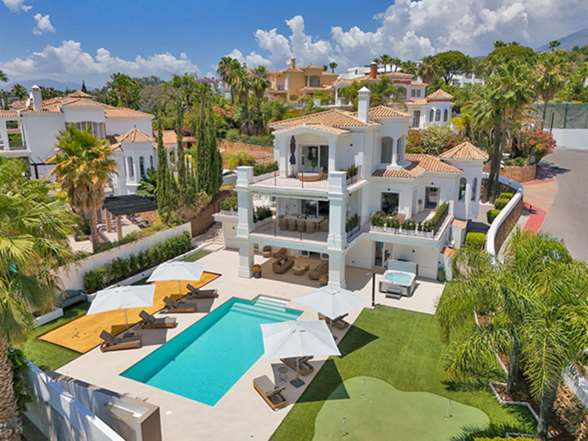 6 Bedroom Villa for Sale in Nueva Andalucía