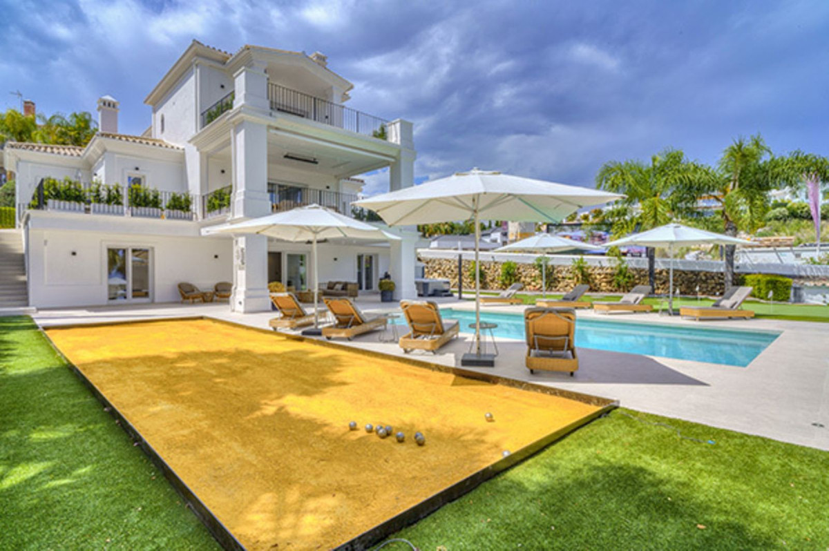 6 Bedroom Villa for Sale in Nueva Andalucía — 6