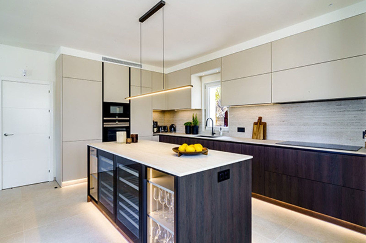 6 Bedroom Villa for Sale in Nueva Andalucía — 8