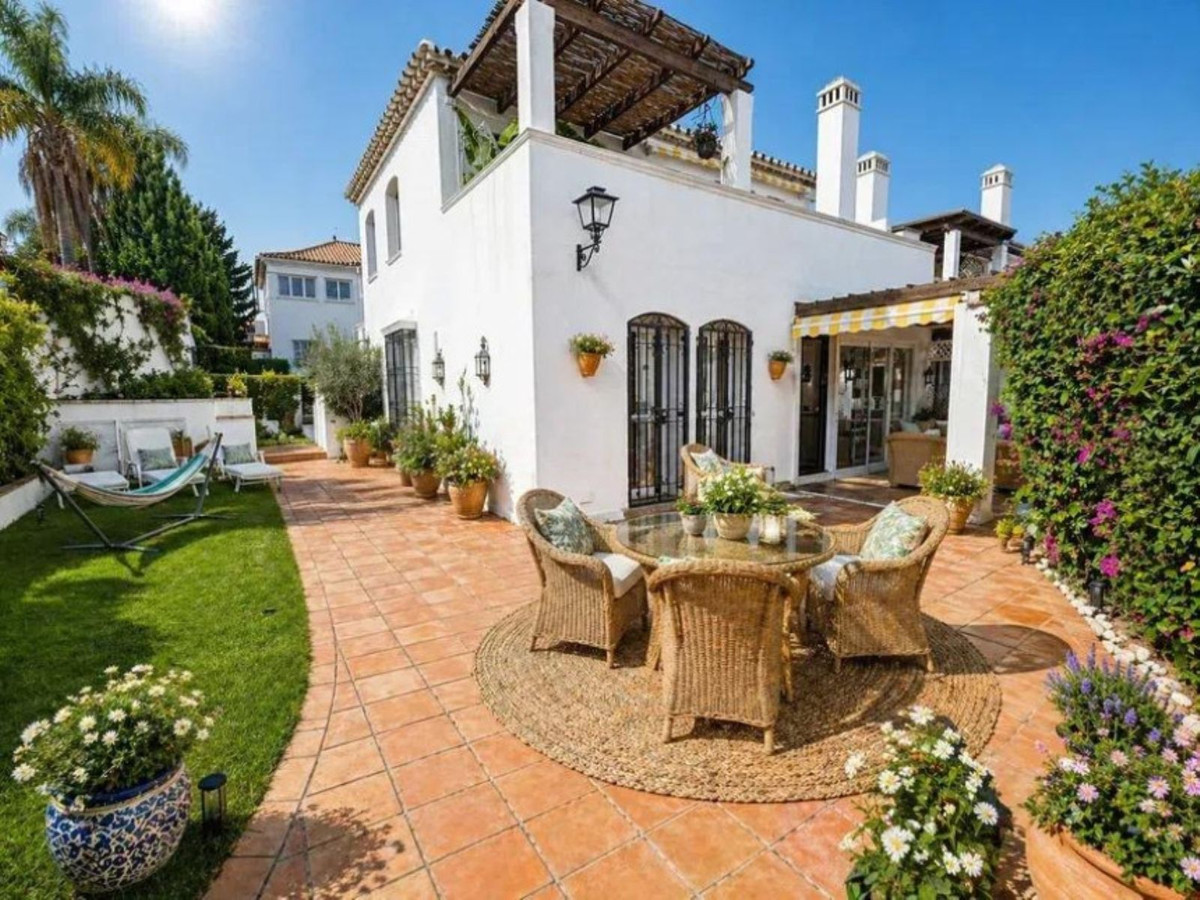 2 Bedroom Apartment for Sale in Estepona