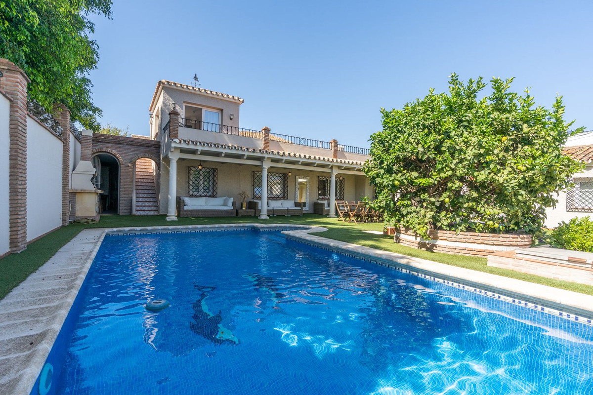 5 Bedroom Villa for Sale in San Pedro de Alcántara