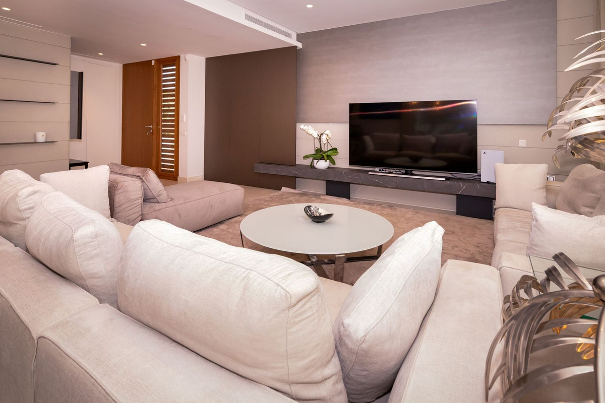 4 Bedroom Villa for Sale in San Pedro de Alcántara — 4
