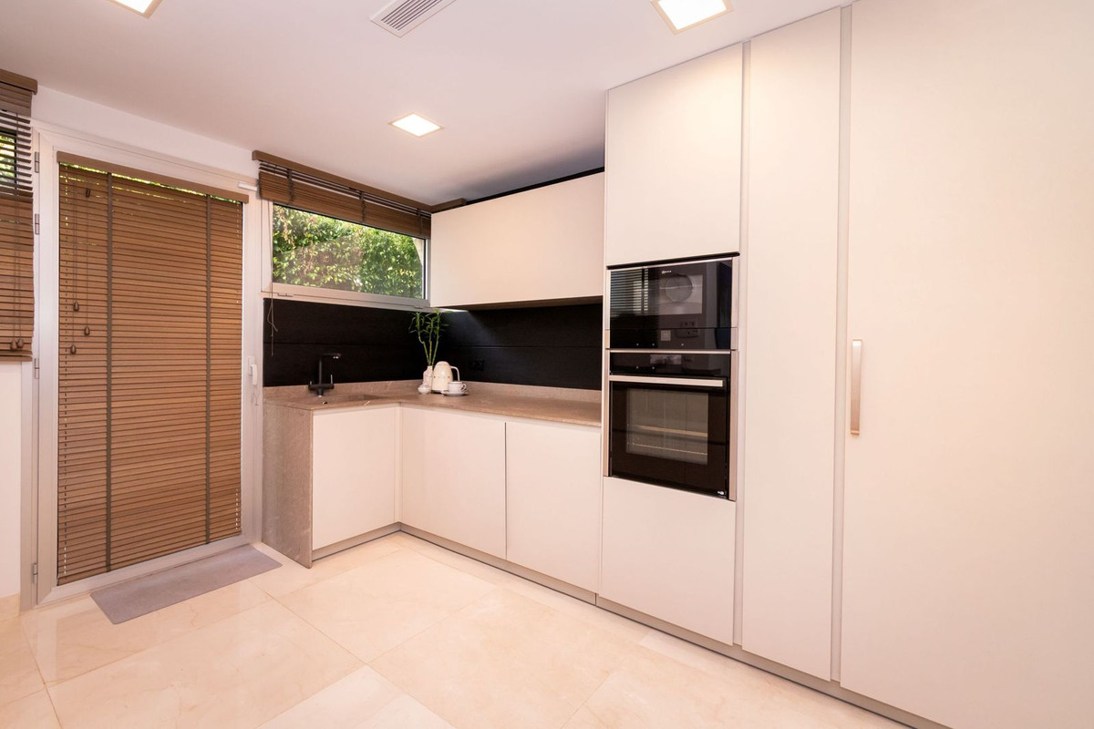 4 Bedroom Villa for Sale in San Pedro de Alcántara — 7