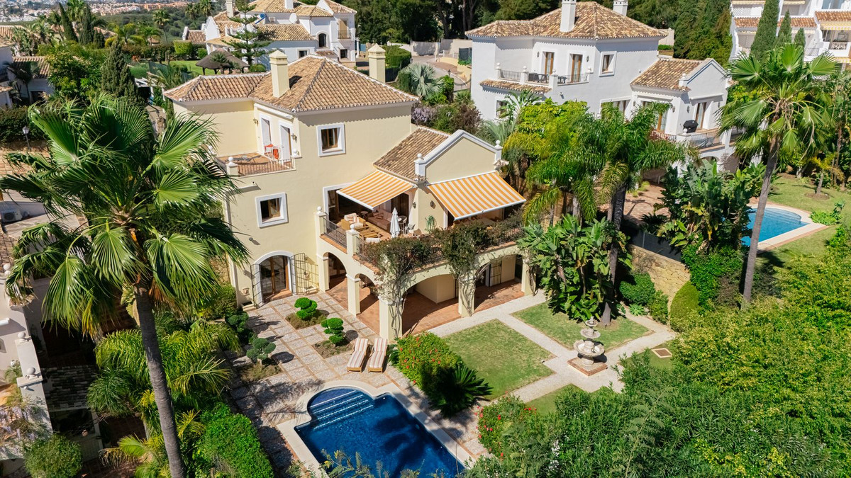 5 Bedroom Villa for Sale in El Paraiso