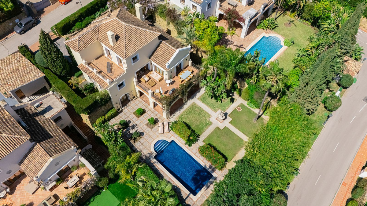 5 Bedroom Villa for Sale in El Paraiso — 2