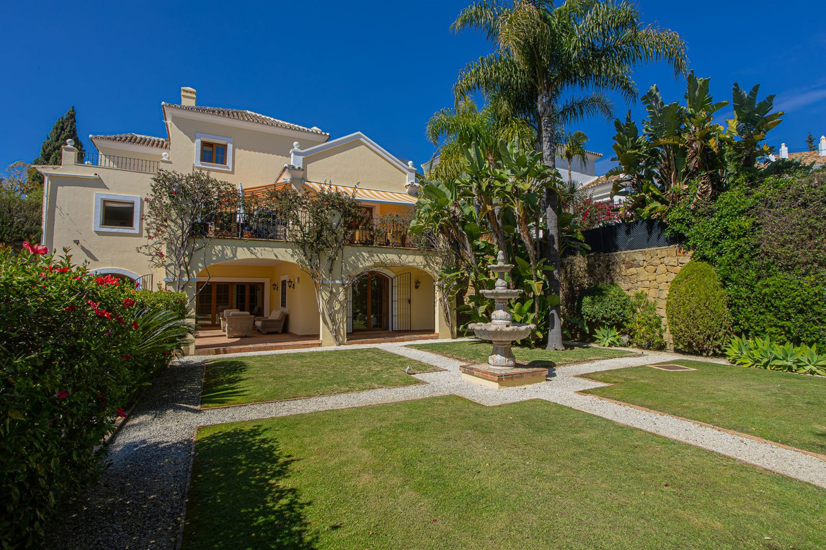 5 Bedroom Villa for Sale in El Paraiso — 4