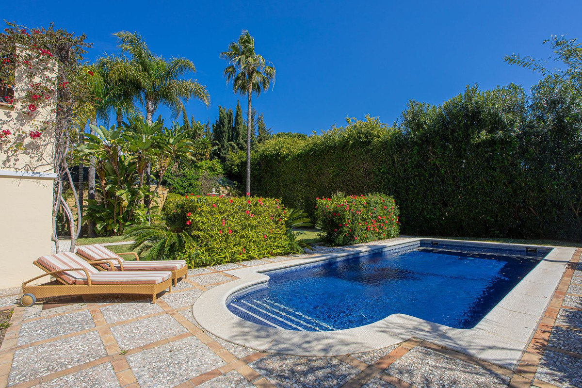 5 Bedroom Villa for Sale in El Paraiso — view 10