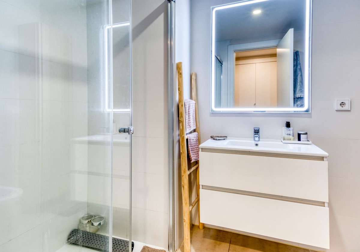 2 Bedroom Apartment for Sale in Estepona — view 10