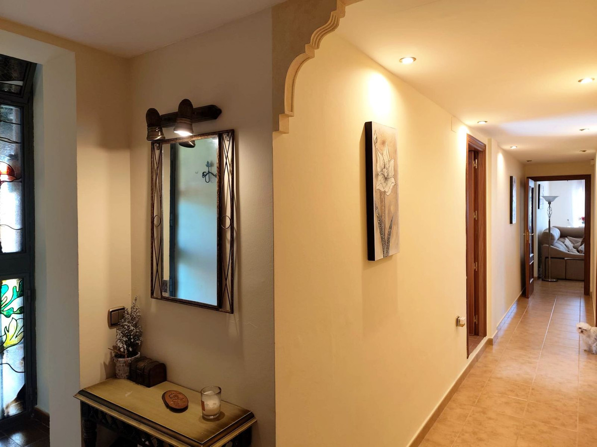 4 Bedroom Apartment for Sale in Estepona — 9