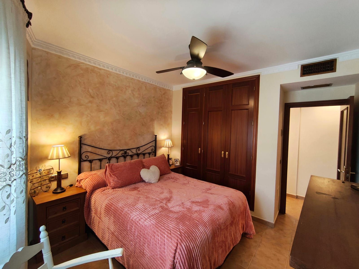 4 Bedroom Apartment for Sale in Estepona — view 10