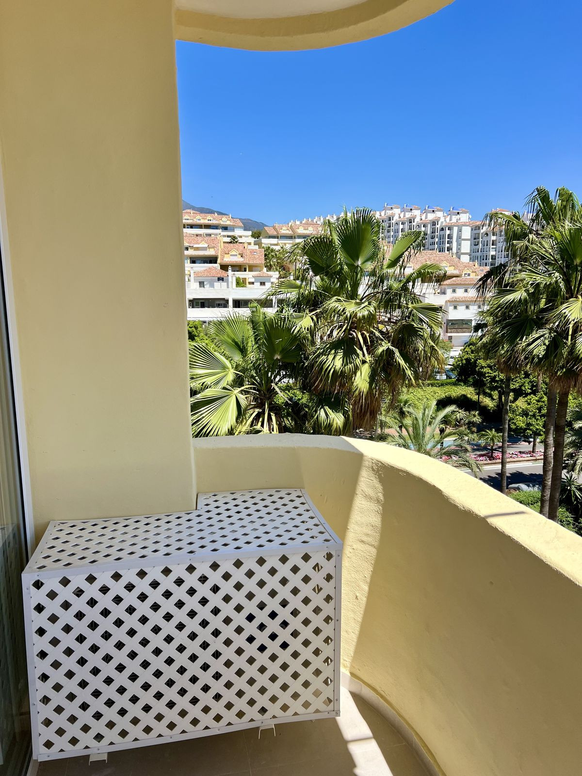 1 Bedroom Apartment for Sale in Estepona — 2