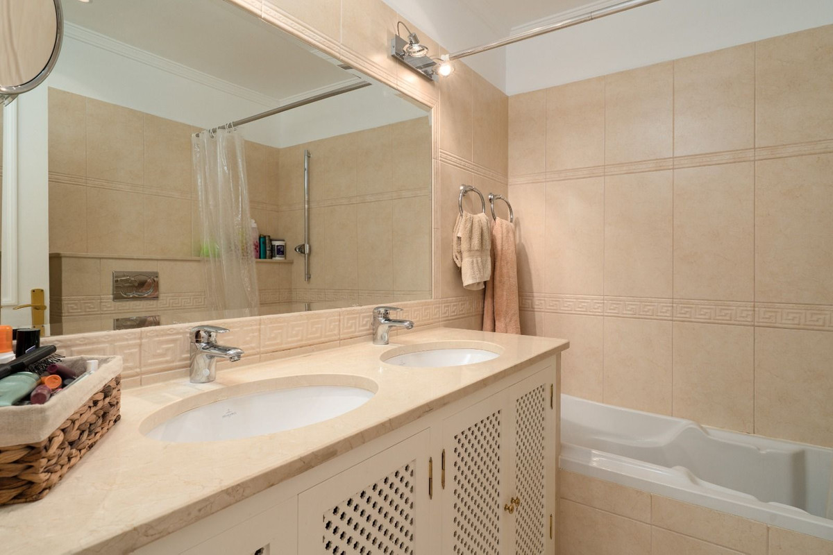 2 Bedroom Villa for Sale in Estepona — 9