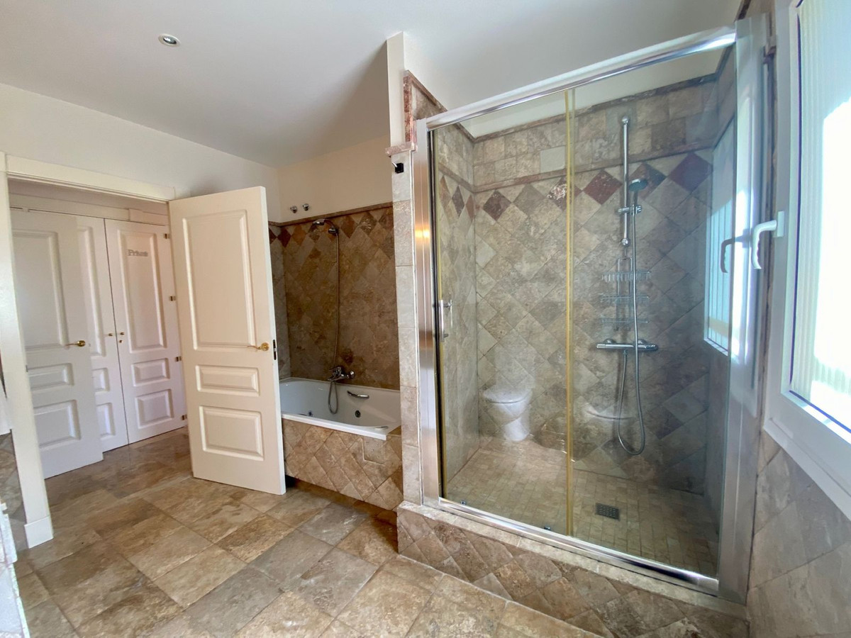 3 Bedroom Apartment for Sale in The Golden Mile — view 20