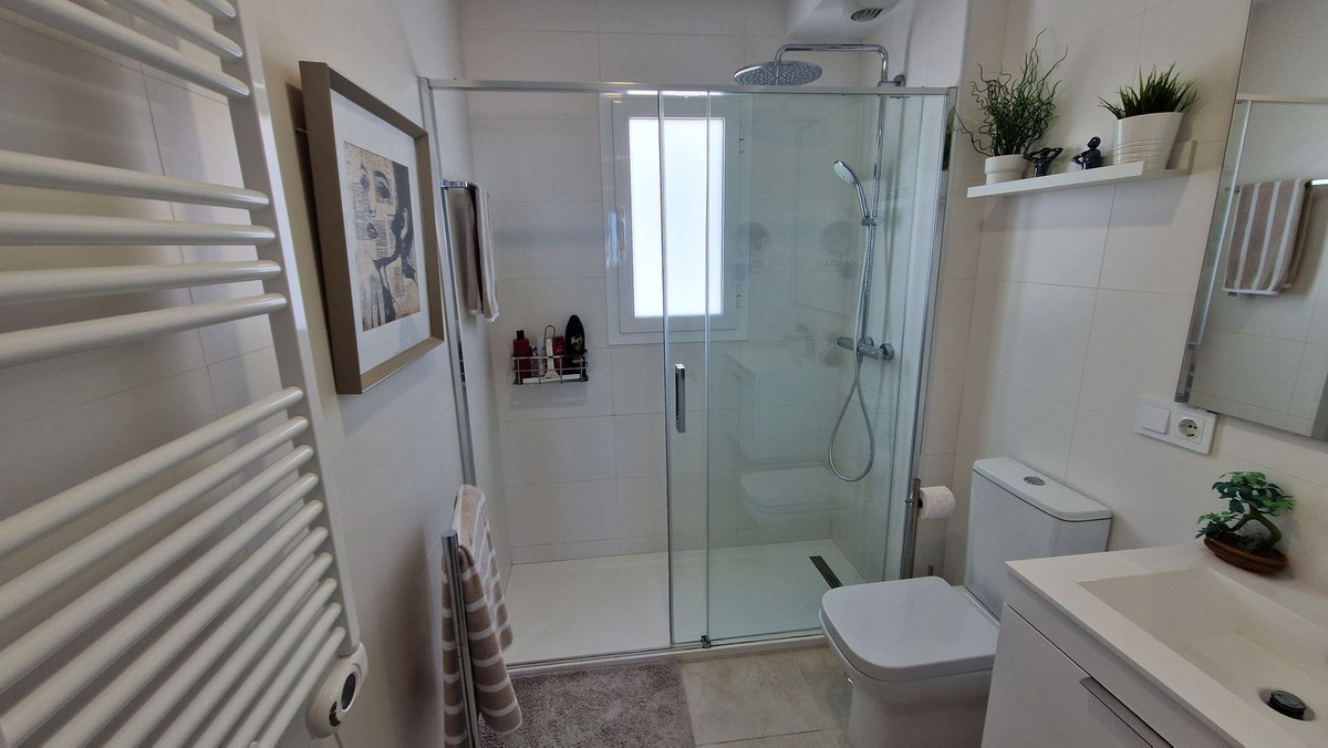 3 Bedroom Apartment for Sale in Estepona — view 10