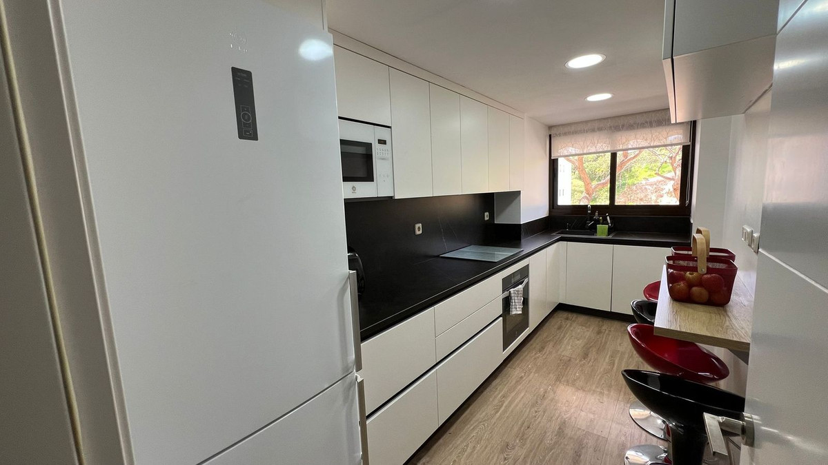 3 Bedroom Apartment for Sale in Estepona — 2