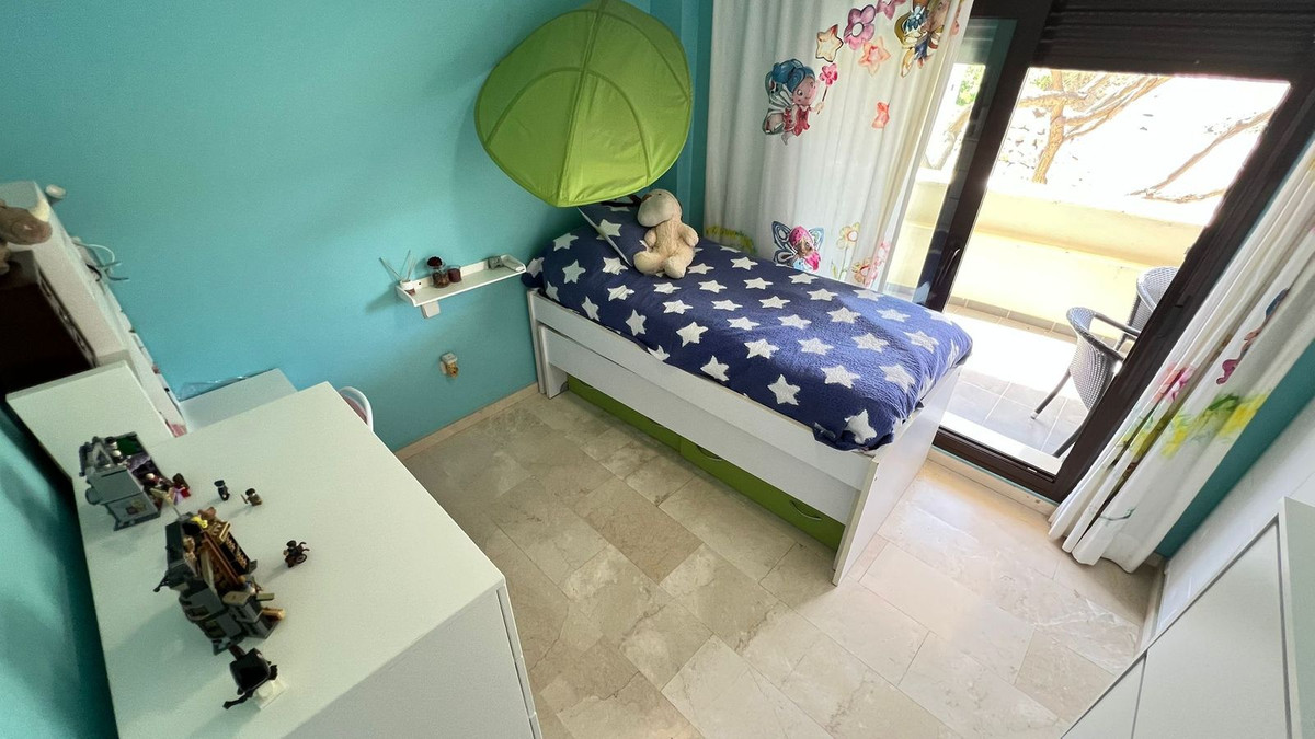 3 Bedroom Apartment for Sale in Estepona — view 10