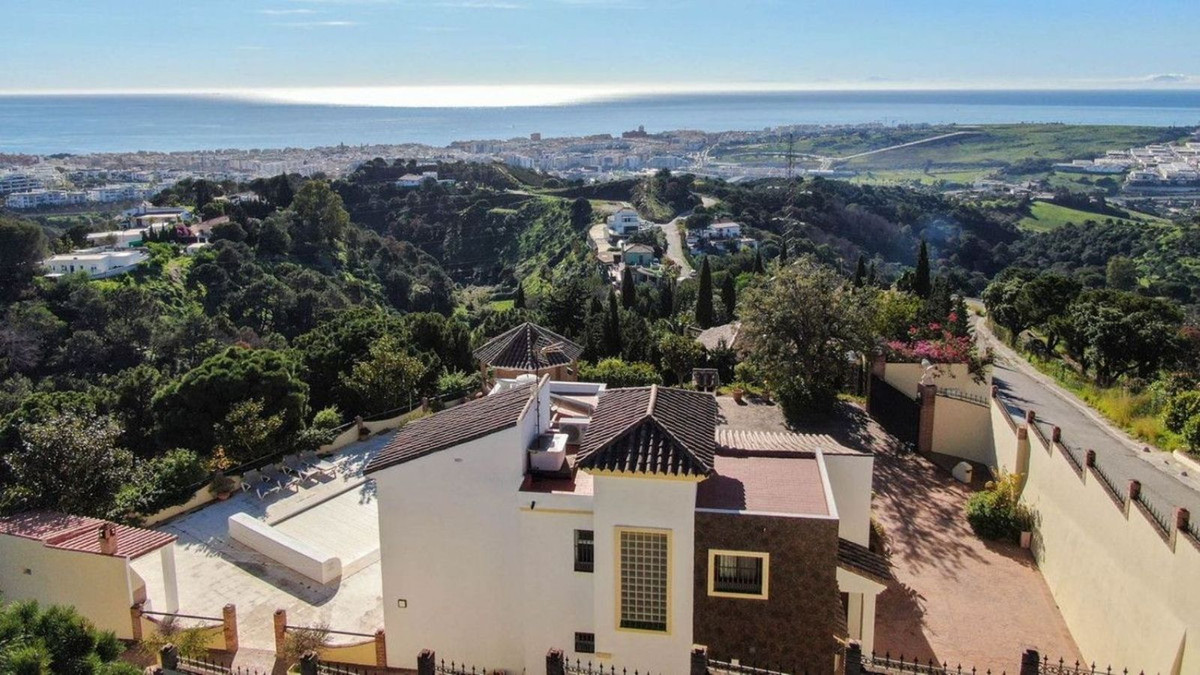 6 Bedroom Villa for Sale in Estepona