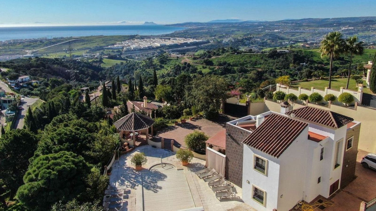 6 Bedroom Villa for Sale in Estepona — 2