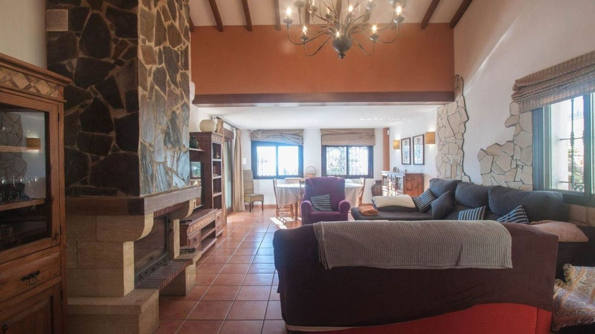 6 Bedroom Villa for Sale in Estepona — 3