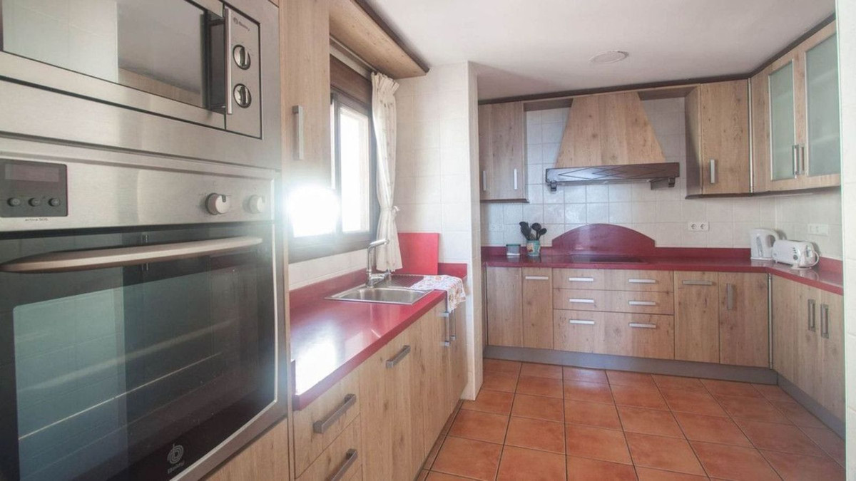 6 Bedroom Villa for Sale in Estepona — 4