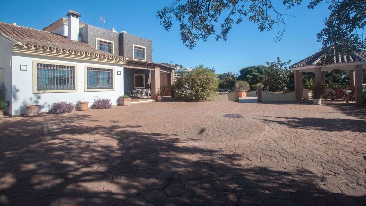 6 Bedroom Villa for Sale in Estepona — 5