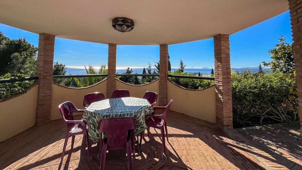 6 Bedroom Villa for Sale in Estepona — 6