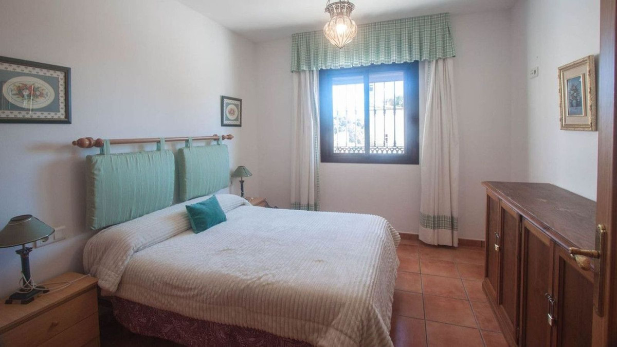 6 Bedroom Villa for Sale in Estepona — 7