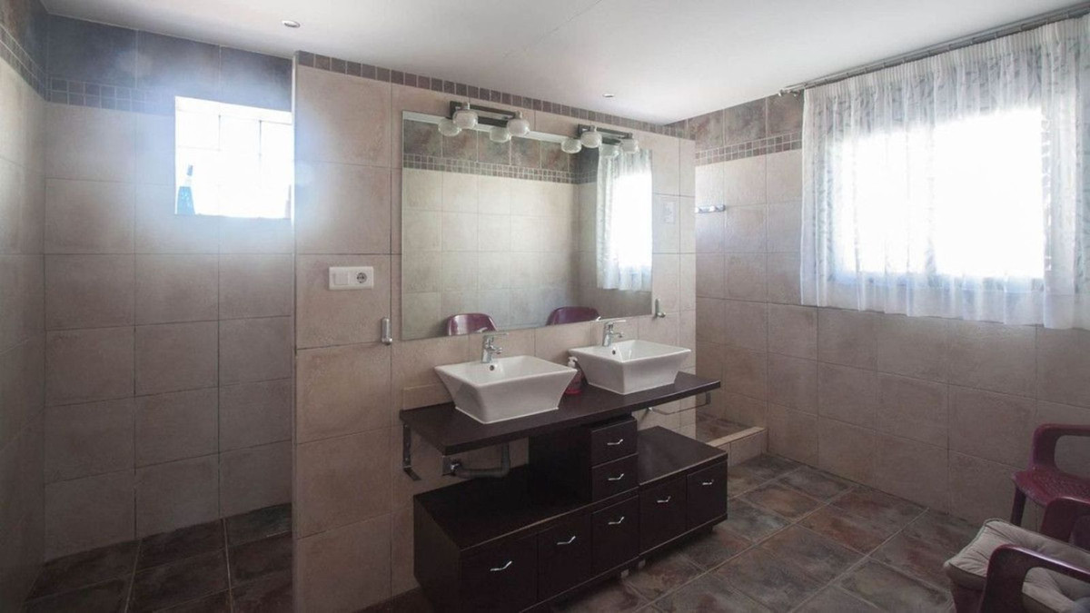 6 Bedroom Villa for Sale in Estepona — 8