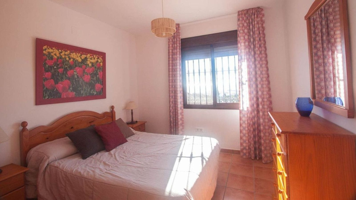 6 Bedroom Villa for Sale in Estepona — 9
