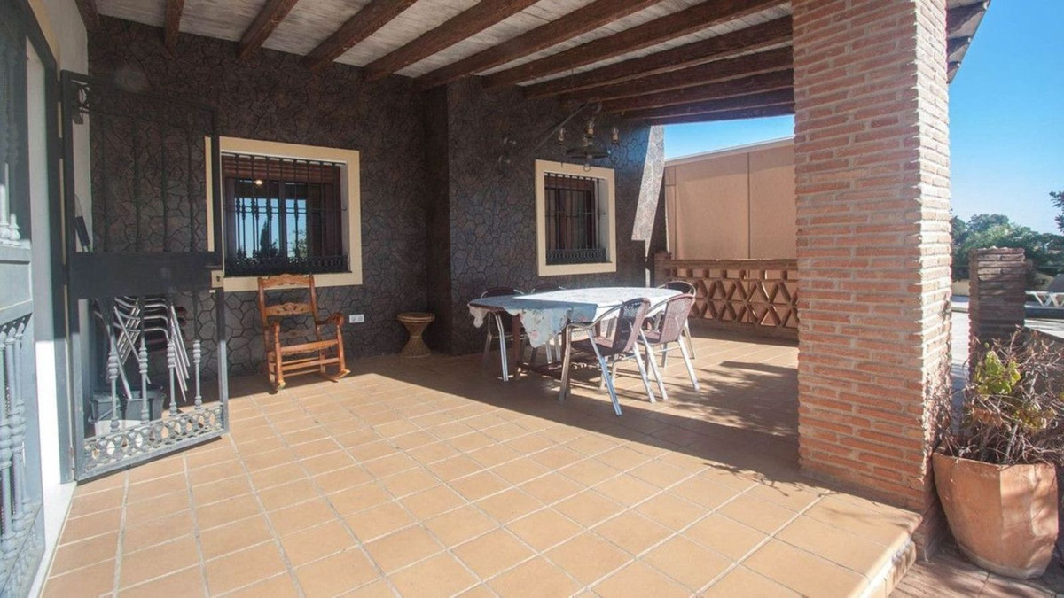 6 Bedroom Villa for Sale in Estepona — view 10