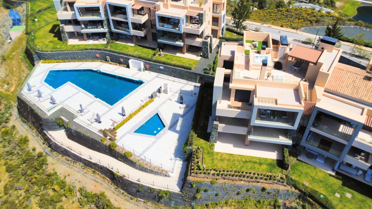 2 Bedroom Apartment for Sale in Benahavís — 2
