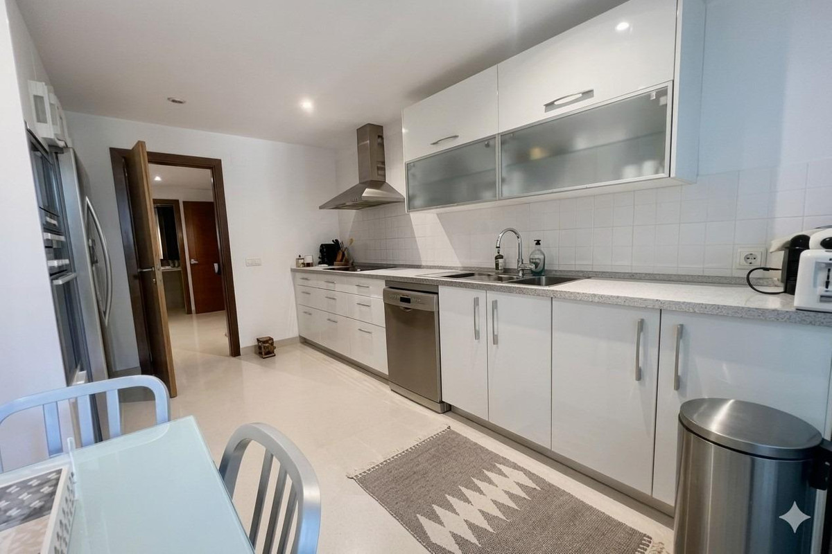 4 Bedroom Apartment for Sale in Marbella — view 5
