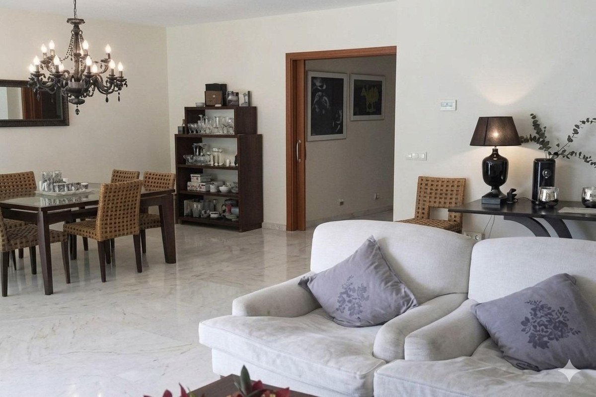 4 Bedroom Apartment for Sale in Marbella — view 6