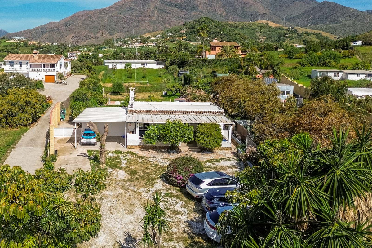 2 Bedroom Villa for Sale in Estepona