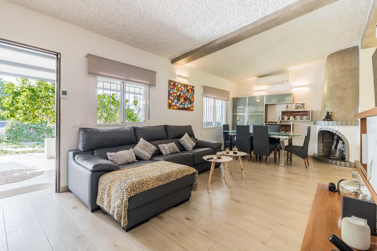 2 Bedroom Villa for Sale in Estepona — 9