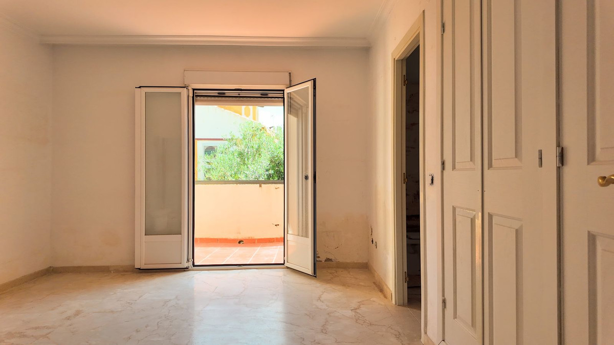 4 Bedroom Villa for Sale in San Pedro de Alcántara — 4
