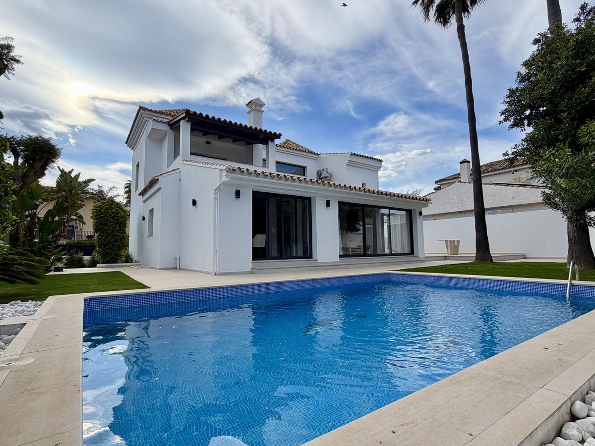 5 Bedroom Villa for Sale in Puerto Banús
