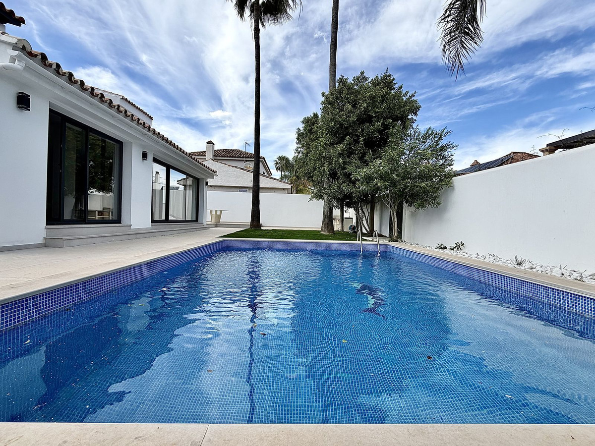 5 Bedroom Villa for Sale in Puerto Banús — 3