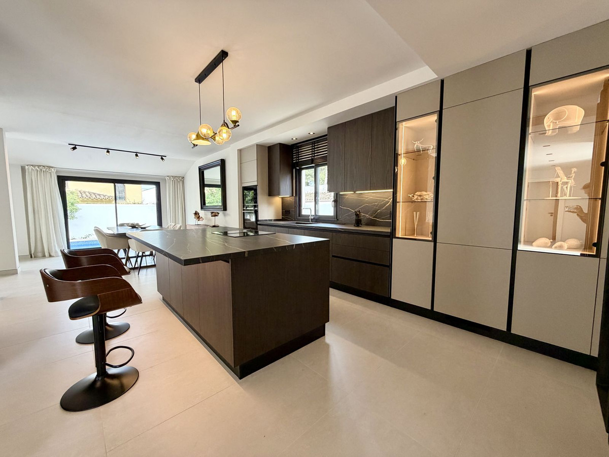 5 Bedroom Villa for Sale in Puerto Banús — 5