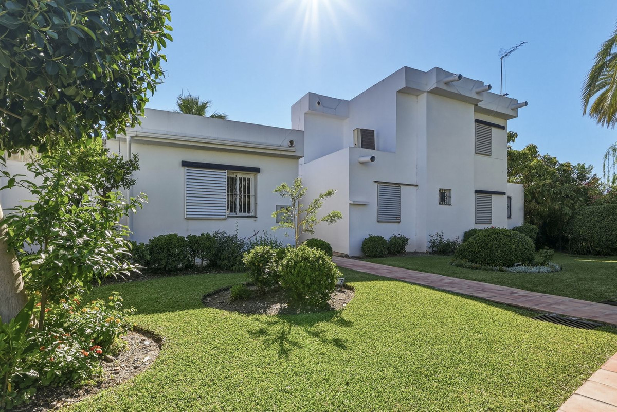 2 Bedroom Villa for Sale in Nueva Andalucía — 2