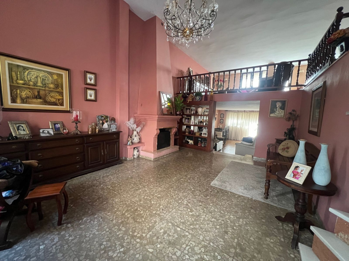 6 Bedroom Villa for Sale in Estepona