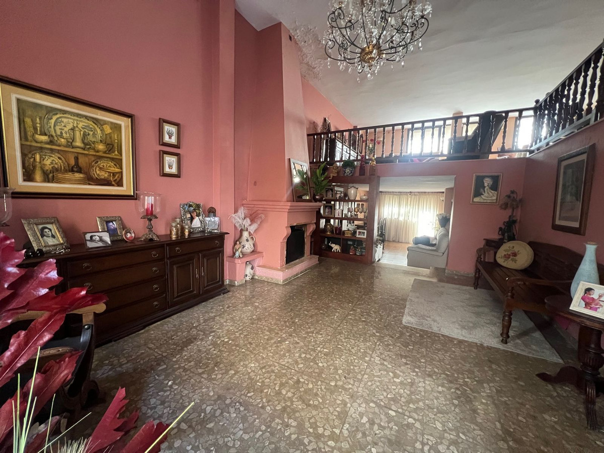 6 Bedroom Villa for Sale in Estepona — 2