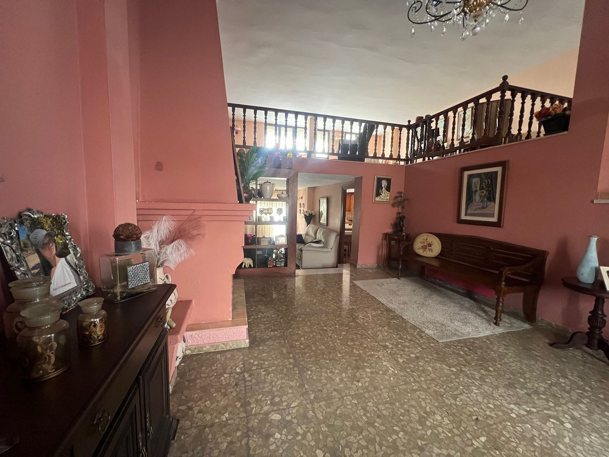 6 Bedroom Villa for Sale in Estepona — 3