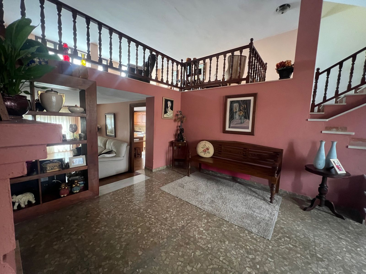 6 Bedroom Villa for Sale in Estepona — 4
