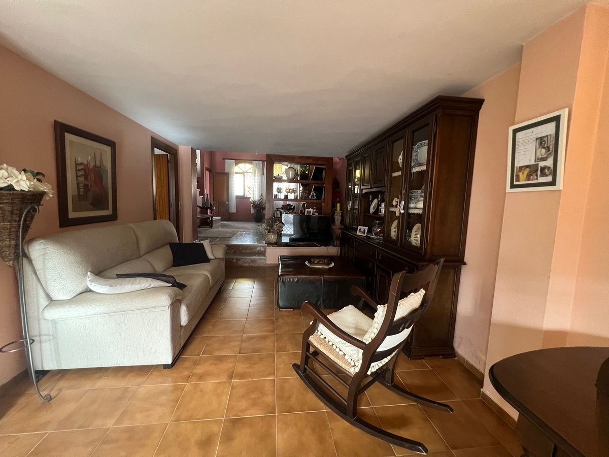 6 Bedroom Villa for Sale in Estepona — 8