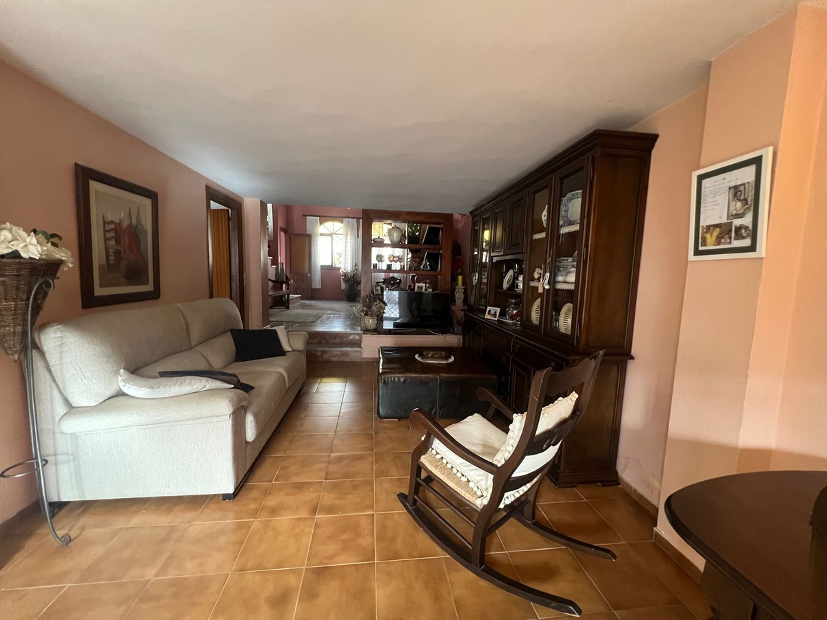6 Bedroom Villa for Sale in Estepona — 9