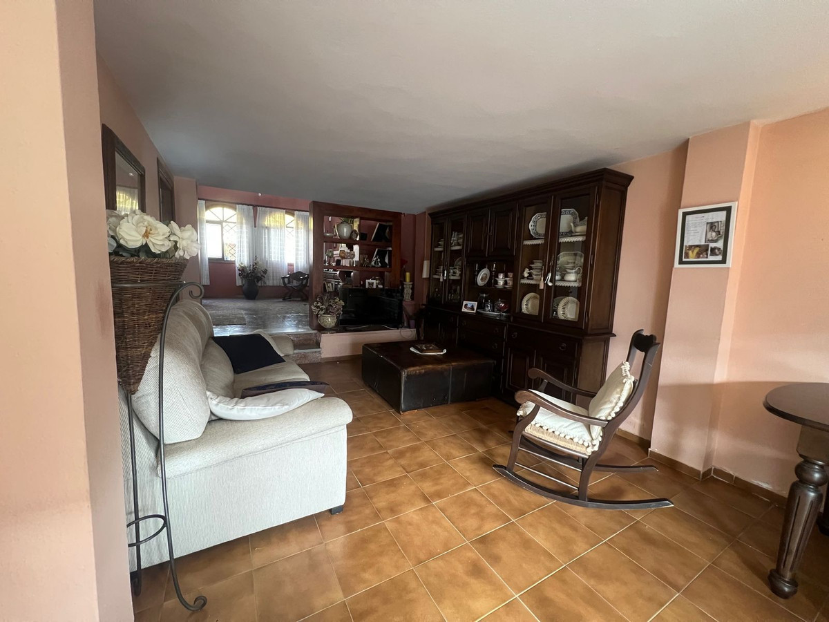 6 Bedroom Villa for Sale in Estepona — view 10
