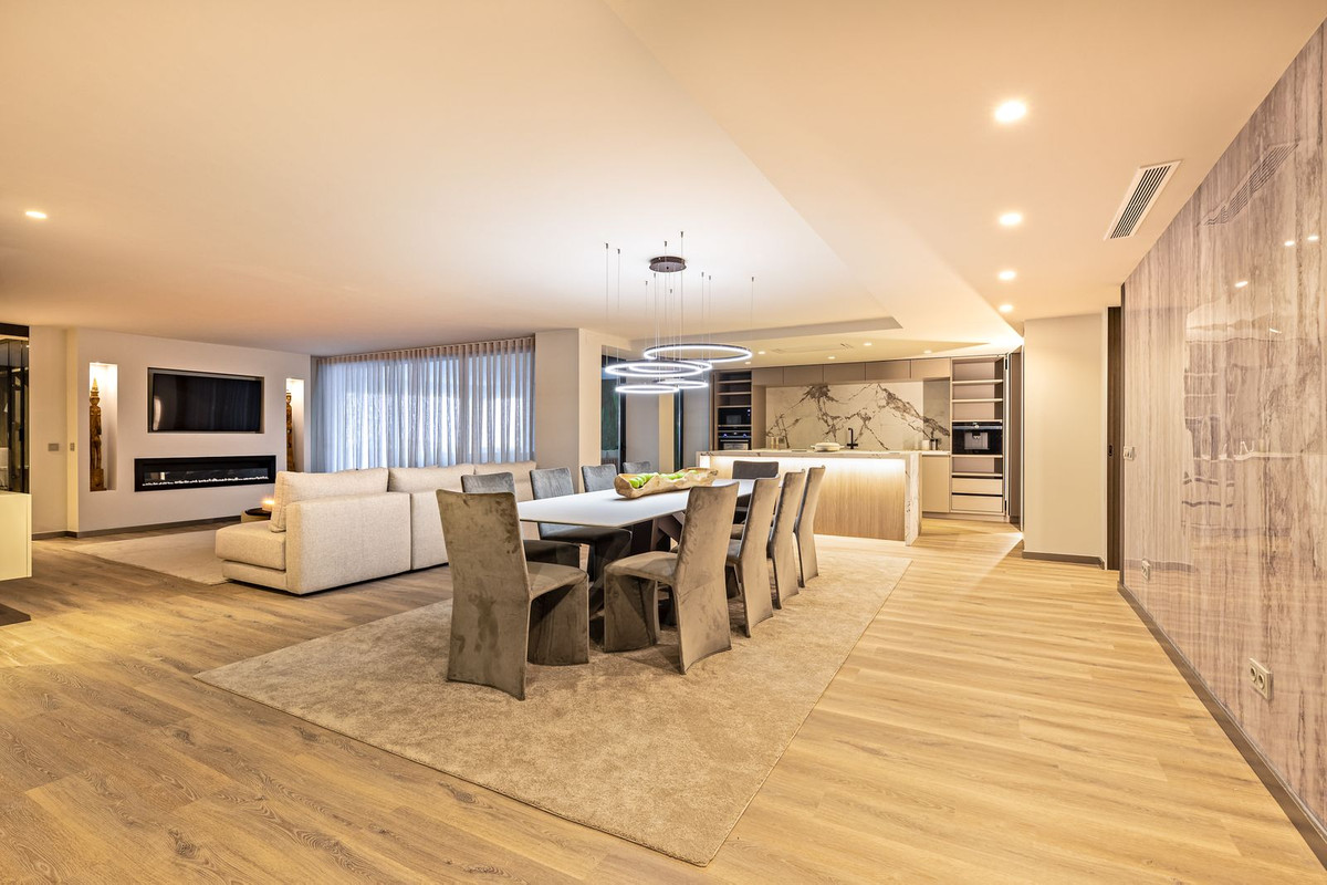 5 Bedroom Apartment for Sale in Puerto Banús — 2