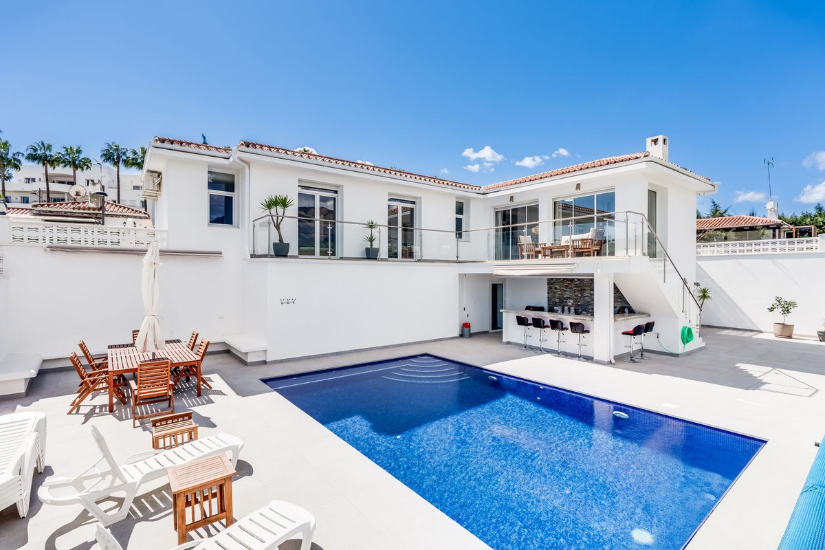 4 Bedroom Villa for Sale in Estepona