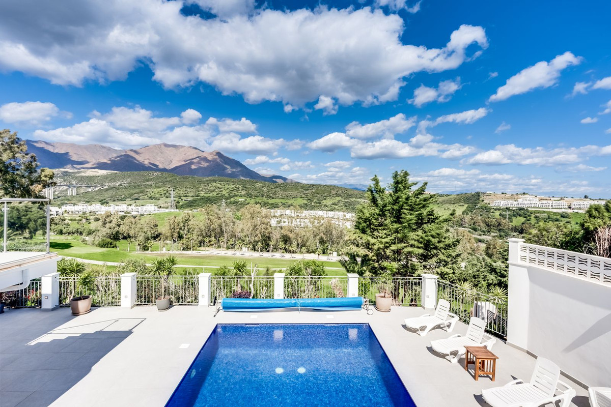 4 Bedroom Villa for Sale in Estepona — 2